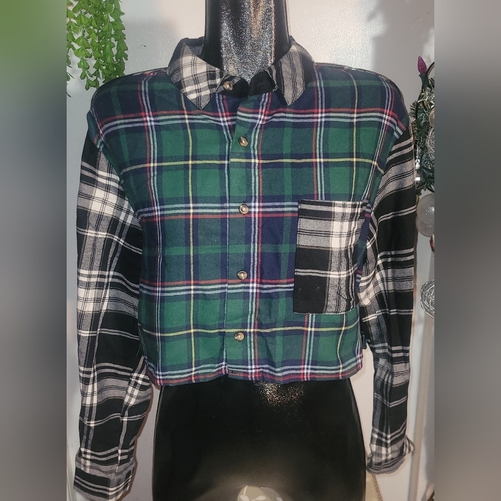 Forever 21 Cropped Plaid Button Front Shirt M